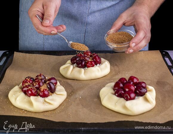 Затем посыпьте тростниковым сахаром. Красиво защипните края.<br />
Выпекайте галеты 35 минут при 180 °С. 