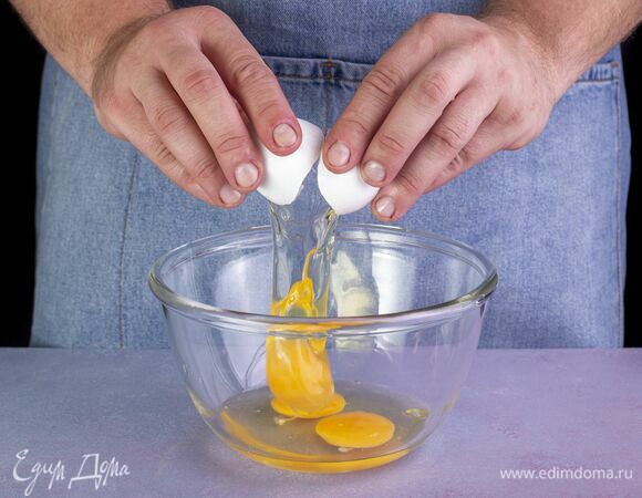 Выложите яйца в глубокую миску.