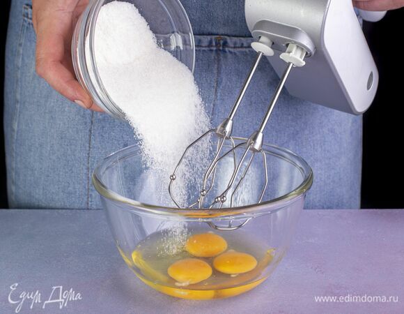 Добавьте сахар. Взбейте миксером.