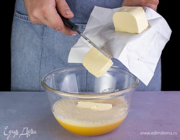 Добавьте масло в яичную смесь. Еще раз взбейте миксером.