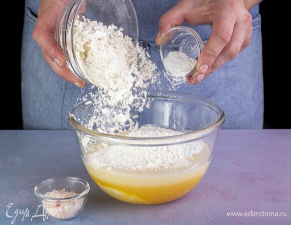 Всыпьте муку, соль и разрыхлитель. Еще раз взбейте.