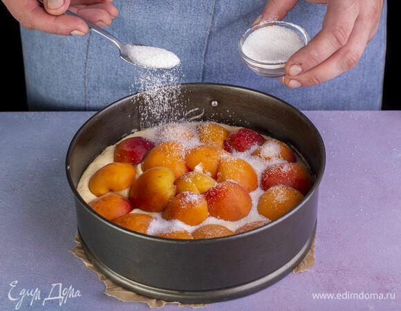 Сверху посыпьте сахаром. Выпекайте пирог 45 минут в предварительно разогретой до 180 °С духовке. Готовность проверяйте зубочисткой. 