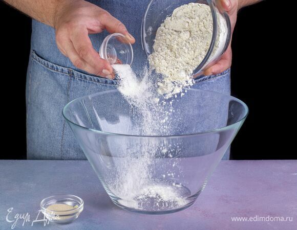 Приготовьте тесто. В глубокой емкости смешайте муку и сахар.