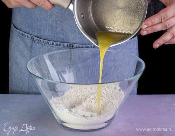 Влейте к муке растопленное сливочное масло «Вкуснотеево».
