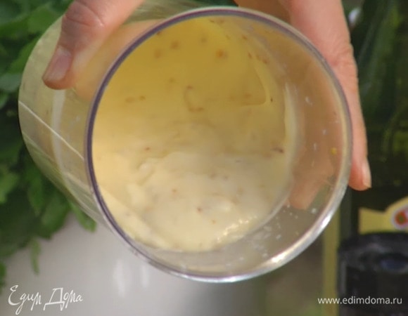 Приготовить майонез: в чаше блендера соединить перепелиные яйца, горчицу, уксус, соль и взбить блендером с насадкой-венчиком, затем, не выключая блендера, тонкой струйкой влить оливковое масло и взбивать, пока не получится однородный, гладкий соус.