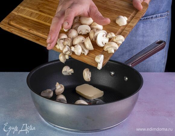 Добавьте нарезанные грибы и обжаривайте их в течение 10 минут.
