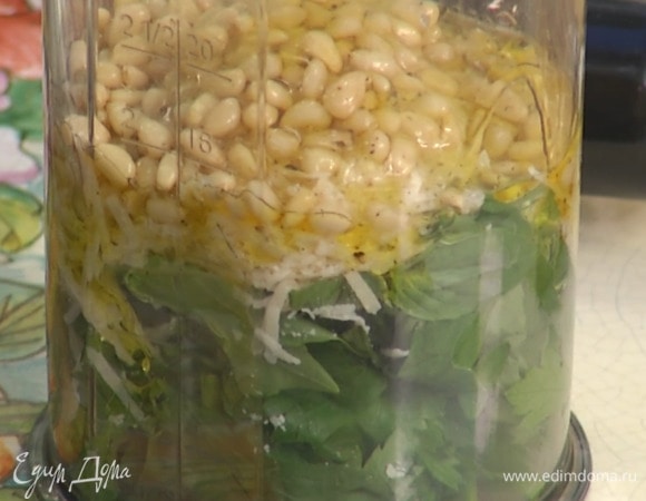 Приготовить соус песто: в чаше блендера соединить листья петрушки и базилика, натертый сыр, чеснок и кедровые орехи, влить лимонный сок и оливковое масло, все посолить, поперчить и измельчить.