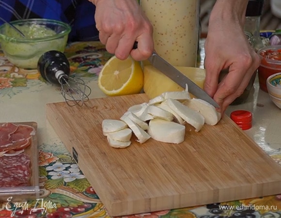 Моцареллу нарезать кружками.