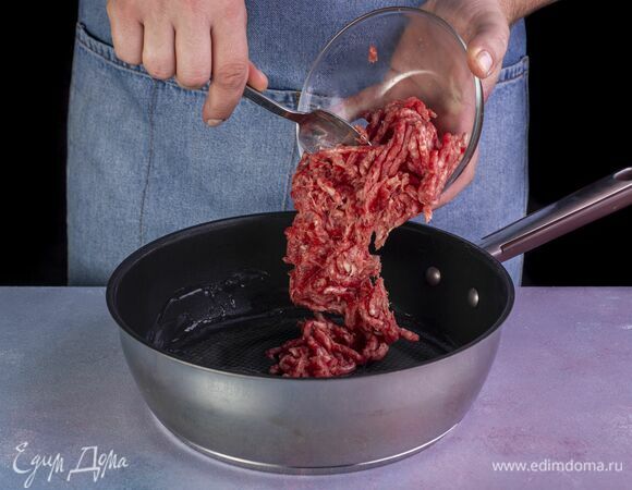 Отдельно обжарьте фарш на сливочном масле «Вкуснотеево» до готовности.