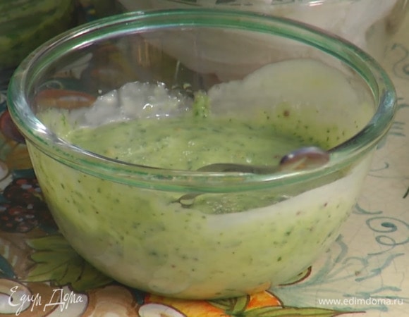 Приготовить заправку, перемешав часть майонеза и часть песто, смазать внутри обе части буханки.