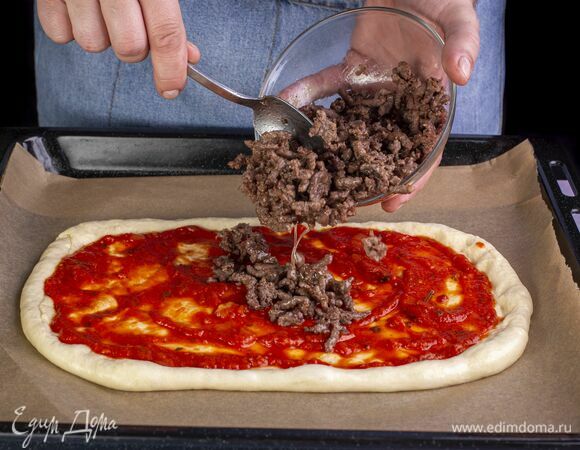 Разложите по всей поверхности фарш.