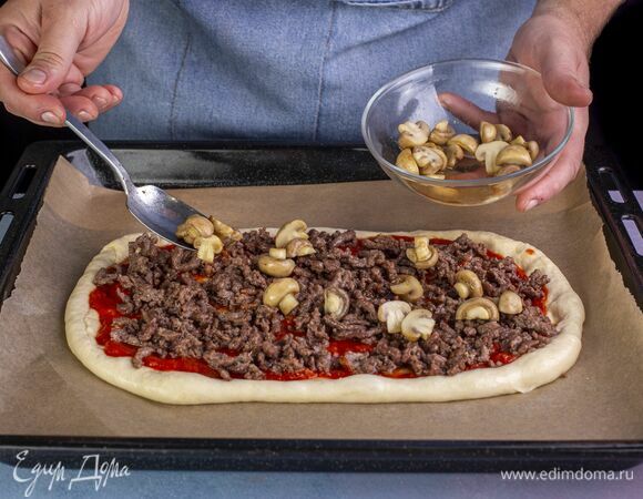 Выложите грибы.