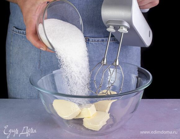 Добавьте сахар и взбейте миксером.