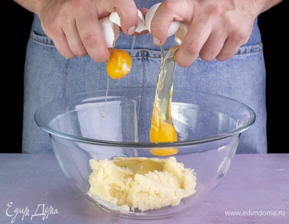 Добавьте яйца, перемешайте.