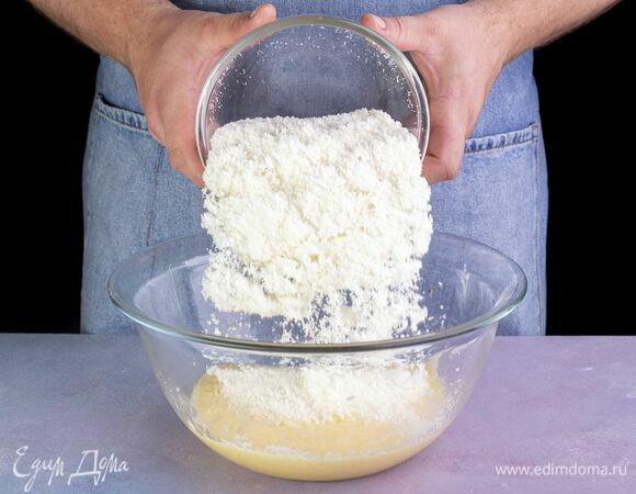 Добавьте кокосовую стружку.