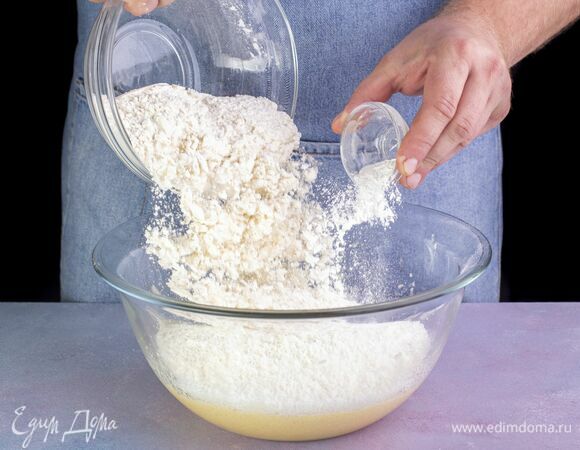 Всыпьте разрыхлитель и муку. Замесите однородное тесто.