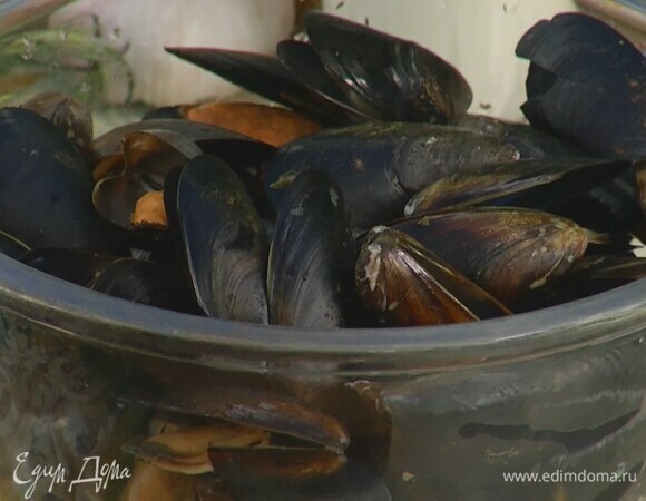 Мидии предварительно разморозить.
