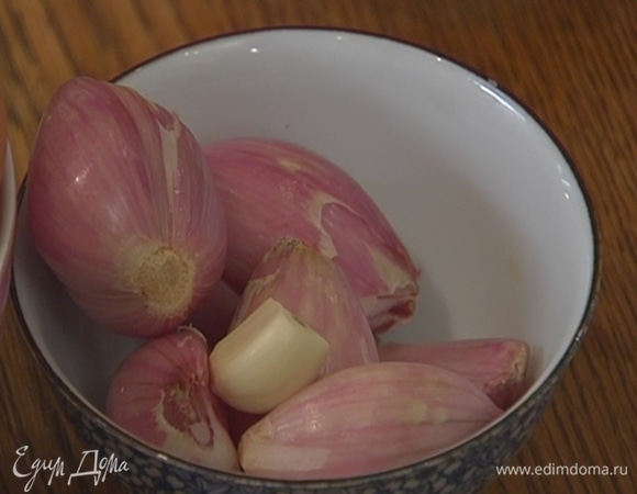 Шалот почистить и разрезать вдоль на 4 части.