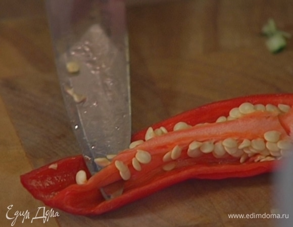 Перец чили разрезать вдоль и удалить половину семян.