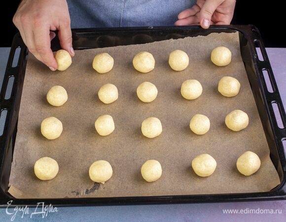 Выложите их на противень, застеленный пергаментной бумагой. Выпекайте в разогретой до 180 °С духовке 15–17 минут.
