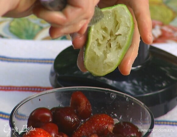 Из лайма выжать сок.