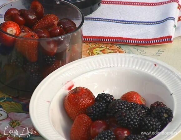 В чашу блендера поместить все ягоды, влить сок лайма, добавить сахар и все взбить.