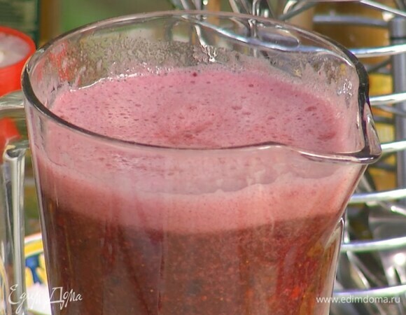 Перелить ягодное пюре в кувшин, влить газированную воду и все перемешать.