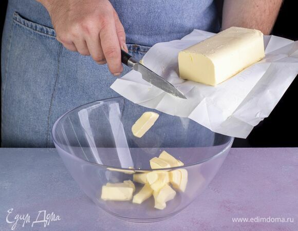 Нарежьте его кубиком и выложите в чашу.