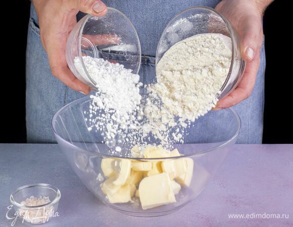 Добавьте муку, сахарную пудру, соль.