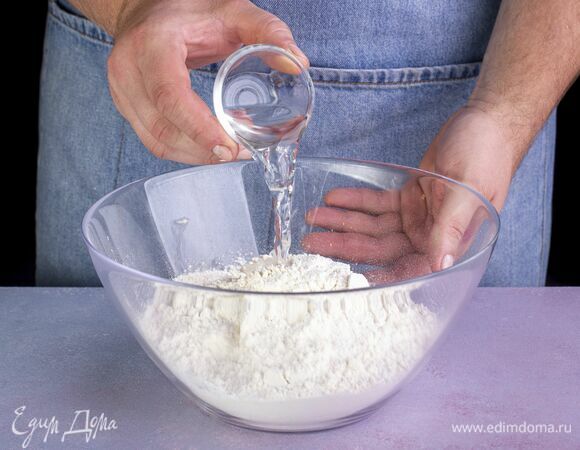 Влейте немного воды и тщательно перемешайте. Замесите тесто.