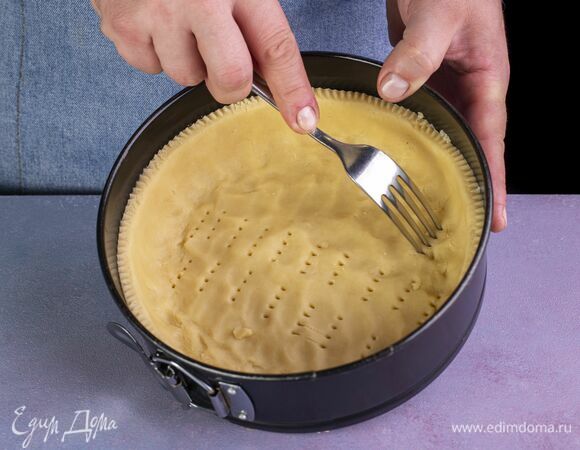 Наколите тесто вилкой.