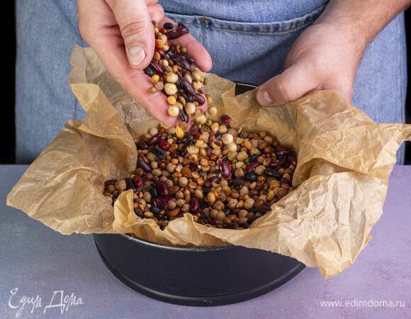 Выложите на тесто груз и отправьте в предварительно разогретую до 180 °С духовку на 15 минут. Затем уберите груз и допекайте еще 7 минут.