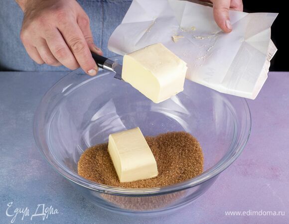 Приготовьте начинку. Размягченное сливочное масло «Вкуснотеево» перетрите с сахаром.