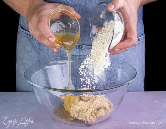 Добавьте муку и жидкий мед.