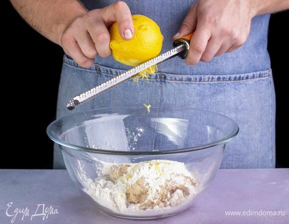 Натрите цедру лимона.