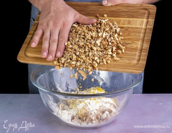 Всыпьте измельченные вручную грецкие орехи. Активно вымешивайте до образования однородной массы. Начинка готова.<br />
На подрумянившийся корж выложите начинку. Выпекайте тарт 40 минут при 180 °С.