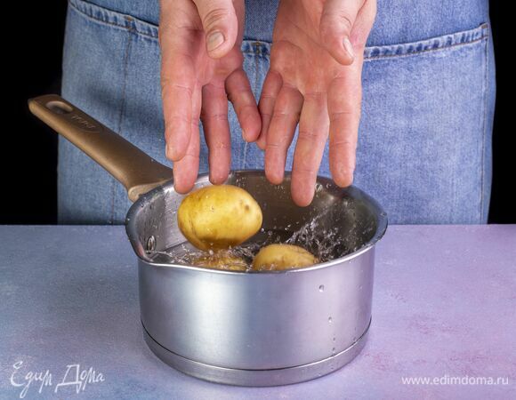 Картофель среднего размера промойте и варите целиком в течение 25 минут.