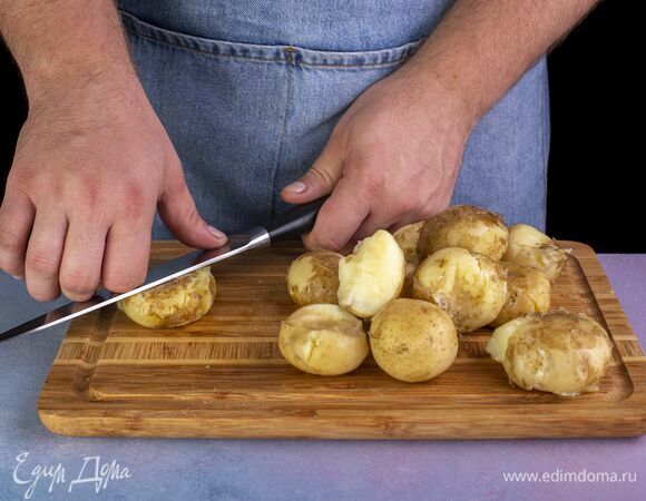 Аккуратно примните ножом каждую картофелину.