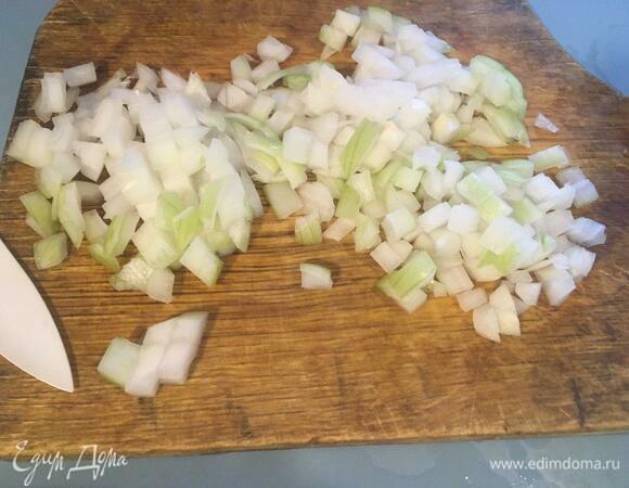 Пока варится мясо, мелко режем оставшуюся луковицу.