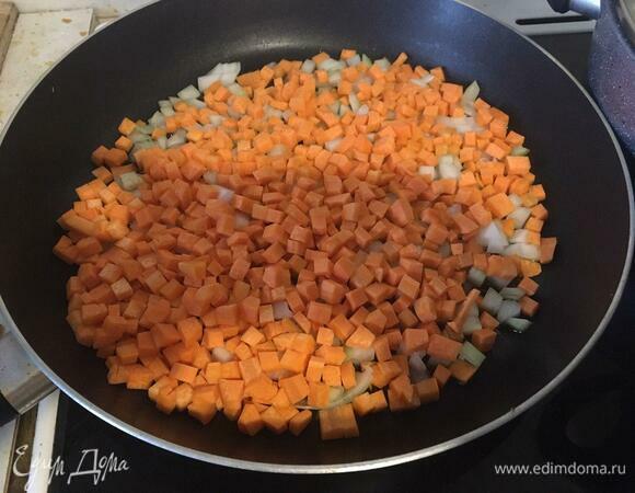 В сковороду наливаем растительное масло для жарки, выкладываем нарезанные лук и морковь. Обжариваем до золотистой корочки, не закрывая крышкой.