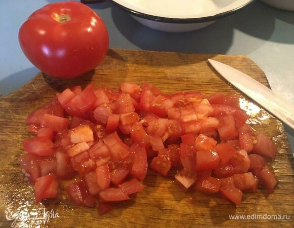 Пока зажариваются лук с морковью, режем томаты на небольшие кубики. Предварительно можно снять с них кожуру.