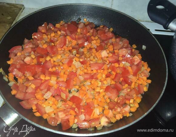 Добавляем к зажарке из лука и моркови нарезанные томаты, закрываем крышкой и тушим 5 минут.