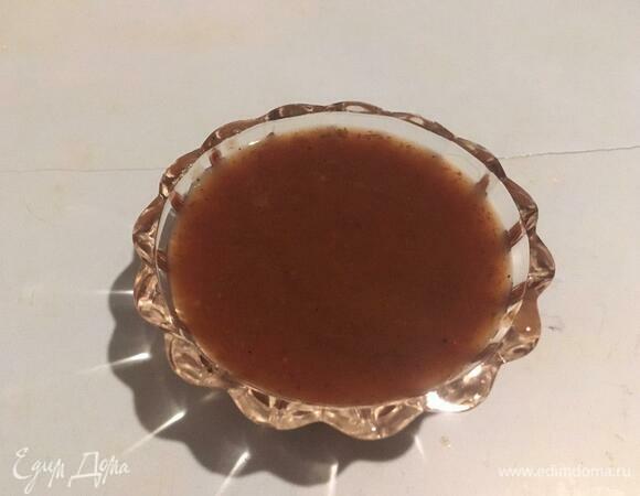 Ткемали у нас продается в виде жидкого соуса практически в любом супермаркете за приемлемую цену. Он добавит ту самую, слегка кислую нотку. Отмеряем две столовые ложки.