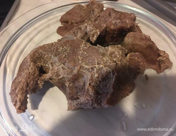 Готовое мясо выловить из кастрюли и убрать в сторону остужаться. Луковицу, морковку и стебли кинзы, которые варились вместе с мясом, выкидываем, весь свой вкус они уже отдали. После того как мясо можно будет брать руками и не обжигаться, нарезать его на крупные куски.