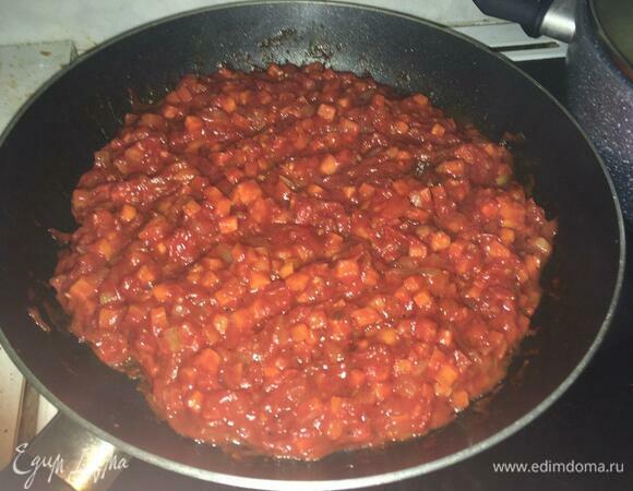 В готовом виде зажарка должна иметь вид мягкой каши. Если получается слишком густо, добавьте бульон из кастрюли с мясом.