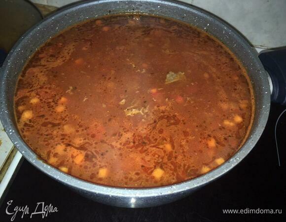 Добавляем в суп зажарку, продолжаем варить с закрытой крышкой еще 10 минут.