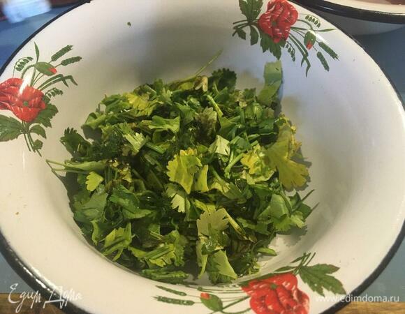 Кинзу без стеблей (их мы добавляли при варке бульона) крупно режем.