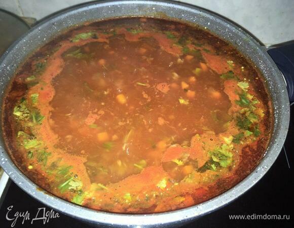Добавляем в суп ткемали, кинзу, черный и красный перец, хмели-сунели, чесночный порошок, солим, перемешиваем. Закрываем крышкой и варим 5 минут на небольшом огне.