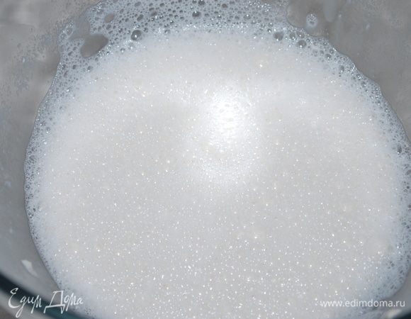 В чашу миксера налейте воду и добавьте закваску. Закваску хорошо перемешайте с водой.