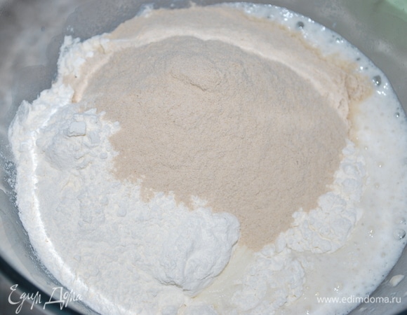 Насыпьте оба вида муки, соль и свежие дрожжи (2 г).